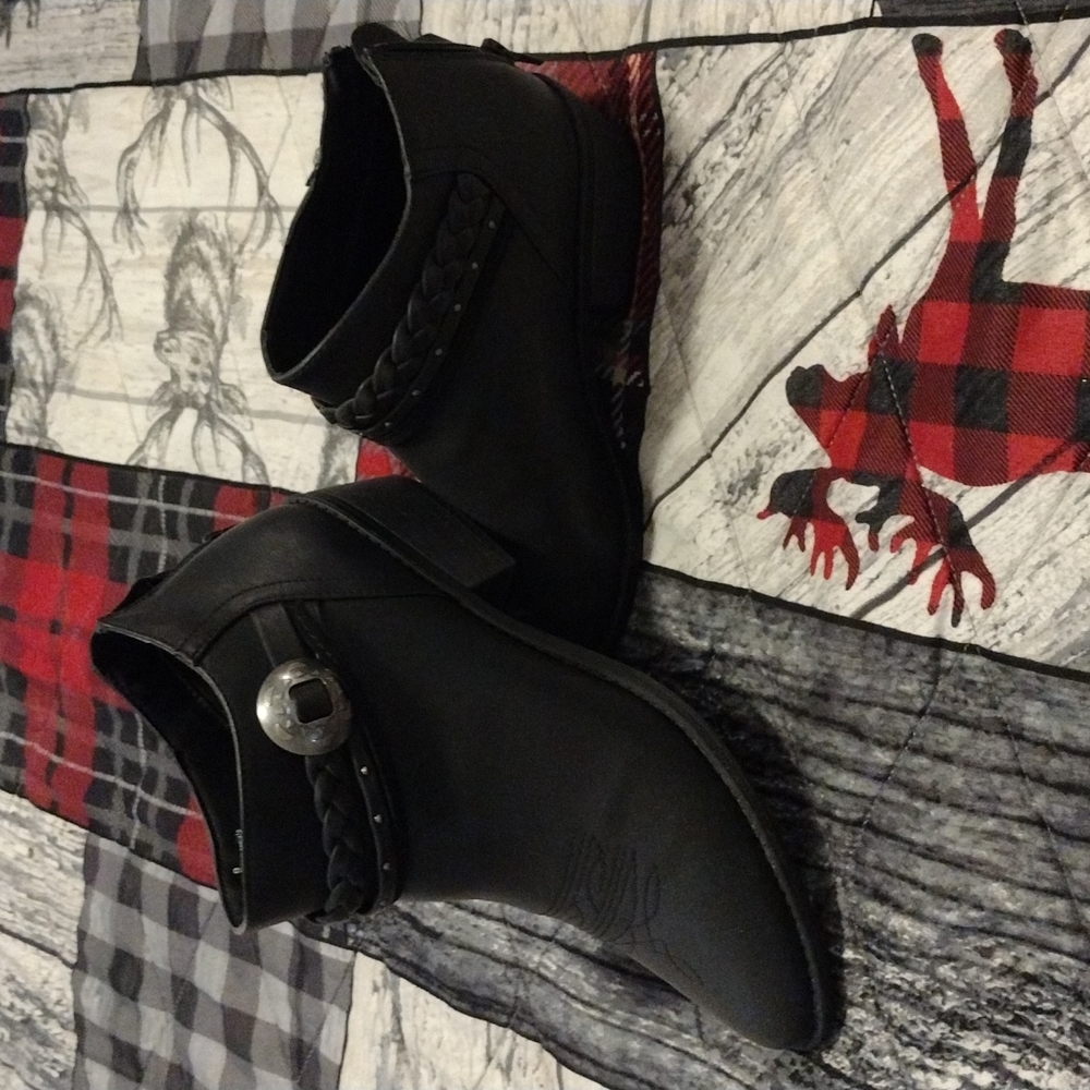 Dv black boots